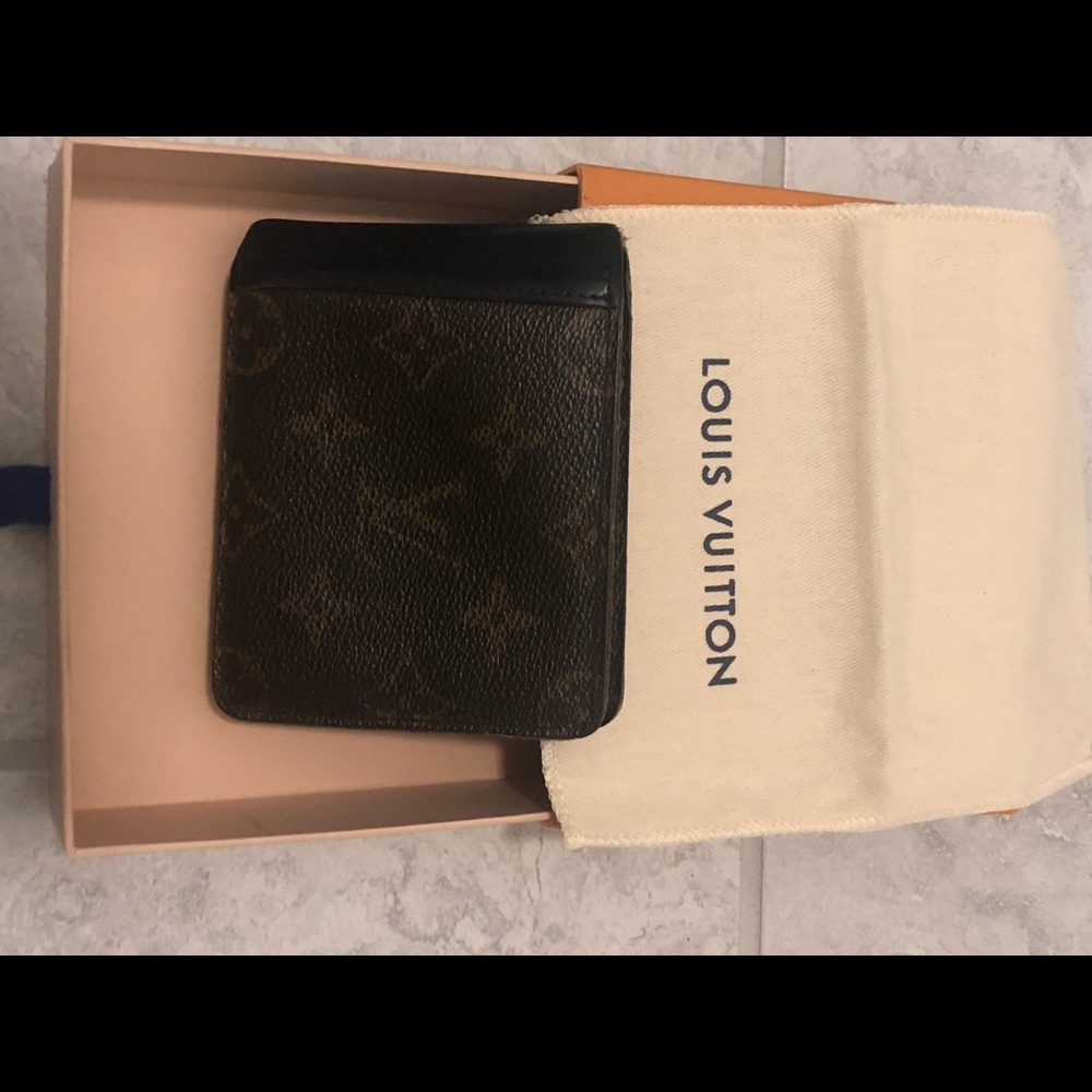 Authentic men’s Louis Vuitton wallet